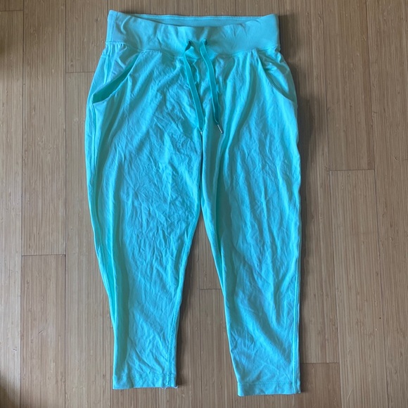 Light green lululemon crop pants, slightly loose fit, barely worn, size 6 - Picture 1 of 2